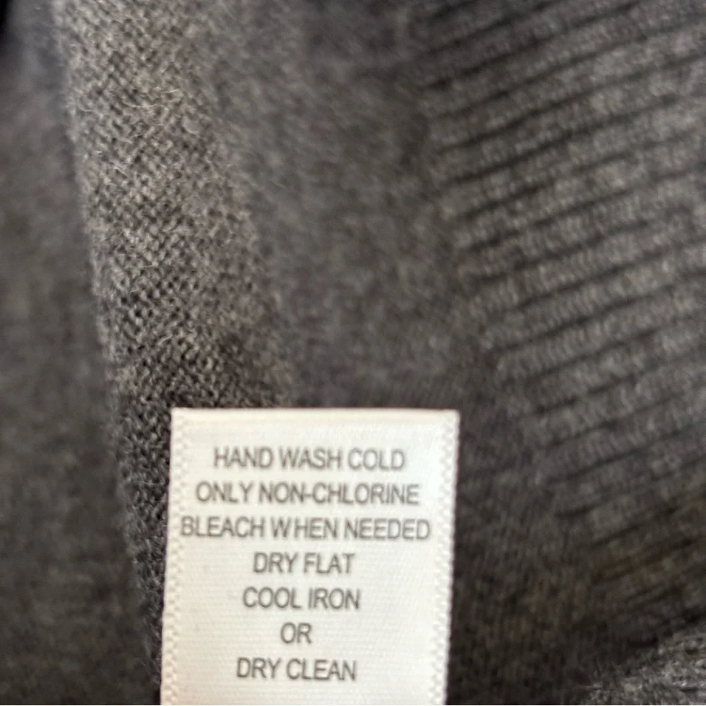 Banana Republic Men's Merino Wool V Neck Sweater Classic Preppy Academia Gray M